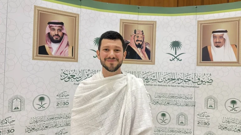 أحدهما أسره الأذان طفلاً والآخر وجد ضالته في القرآن… حكاية حاجَّين جمعتهما التلبية