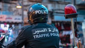 رقيب سير ينقذ حياة شابة بعد تعرّضها لحالة مرضية.. ويقود مركبتها ويوصلها لأقرب مستشفى