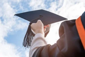 الحكومة تشرح آلية تعيين أوائل الجامعات