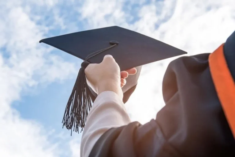 الحكومة تشرح آلية تعيين أوائل الجامعات