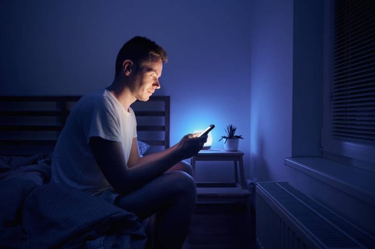 من الأرق إلى أمراض القلب.. الضوء الأزرق في قفص الاتهام