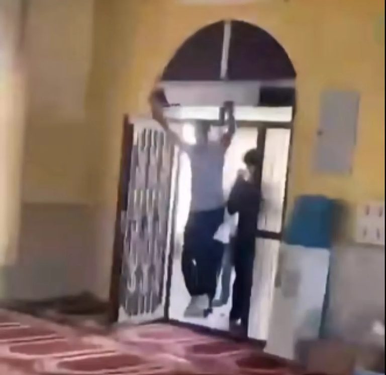 إلزام حدث ظهر في فيديو يرقص داخل مسجد بتنظيفه لمدة أسبوع