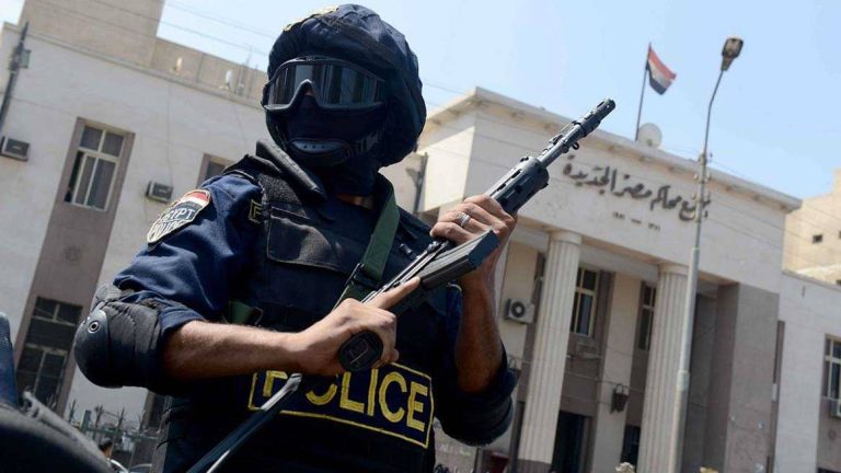 “مريض نفسي” يقتل ويصيب 13 مواطنا بأسيوط والشرطة تصفيه بعد مواجهة مسلحة