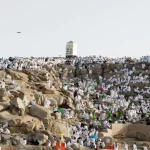 السعودية تدعو الحجاج للبقاء بمخيماتهم بعرفات حتى الرابعة عصراً