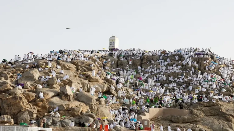 السعودية تدعو الحجاج للبقاء بمخيماتهم بعرفات حتى الرابعة عصراً