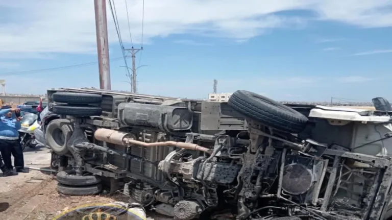 3 وفيات وإصابتان بحادث تصادم بين مركبتين في شارع البترا