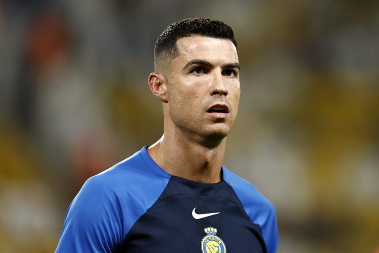 كريستيانو رونالدو يصلي مع لاعبي النصر السعودي