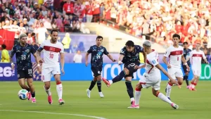 لاعب باراغواي يثير الجدل بعد “سرقة” ساعة يد حكم مباراة تركيا