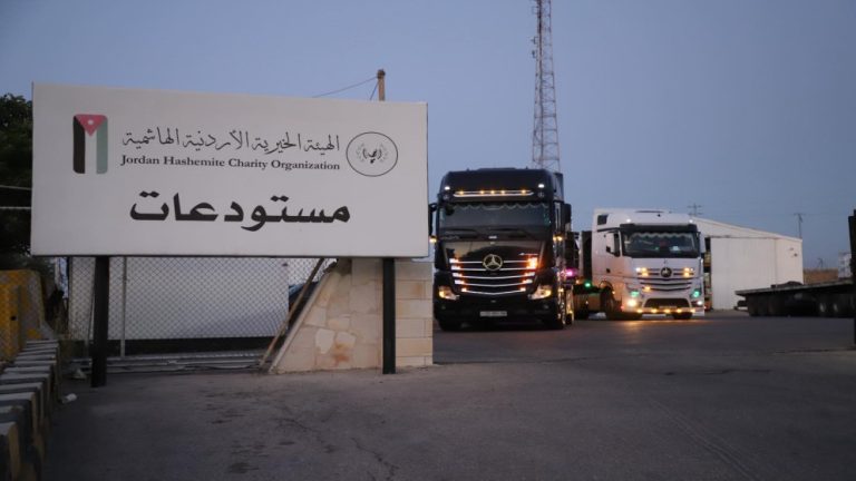 الأردن يواصل دعم لبنان بقافلة إغاثية سادسة تضم 28 شاحنة