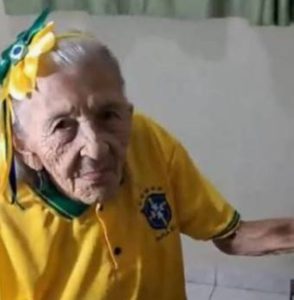 دونا ماريا بعمر 104أعوام تبهر العالم بعشق البرازيل