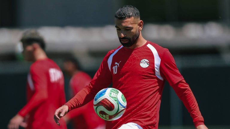 الاتحاد الدولي فيفا يلزم منتخب مصر بإزالة نجوم أمم إفريقيا من قميص المونديال