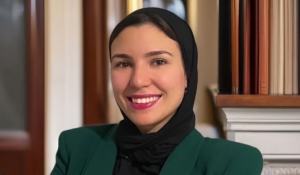 بسبب الحجاب .. محامية فرنسية تقاضي ناشطتين اتهمتاها بـ (أسلمة فرنسا)