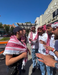 الشماغ الأردني على أكتاف شرطية أمريكية