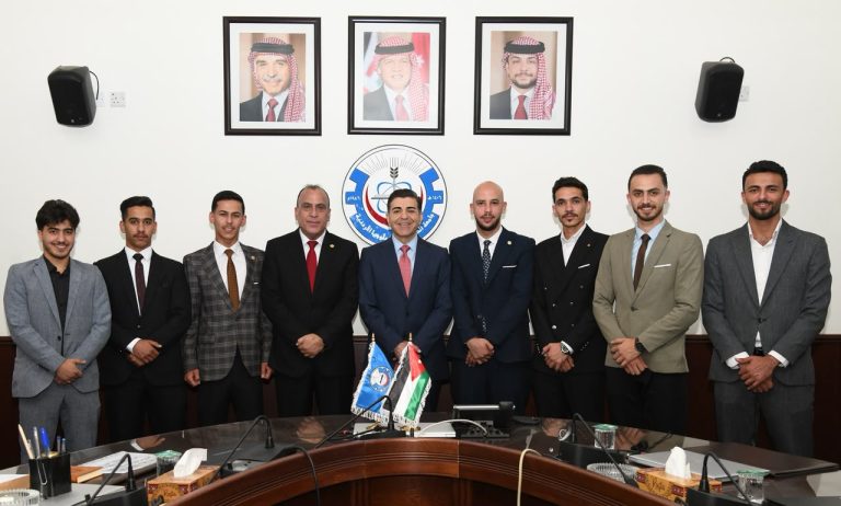 أعضاء الهيئة الإدارية لاتحاد طلبة جامعة العلوم والتكنولوجيا يؤدّون القسم القانوني