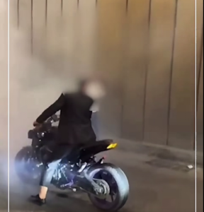 ضبط سائق دراجة نارية يقودها بطيش خلال موكب زفاف.. فيديو