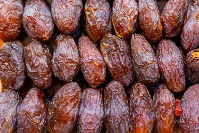 للطاقة والهضم والتمرين… هل تأكل التمر في الوقت المناسب؟