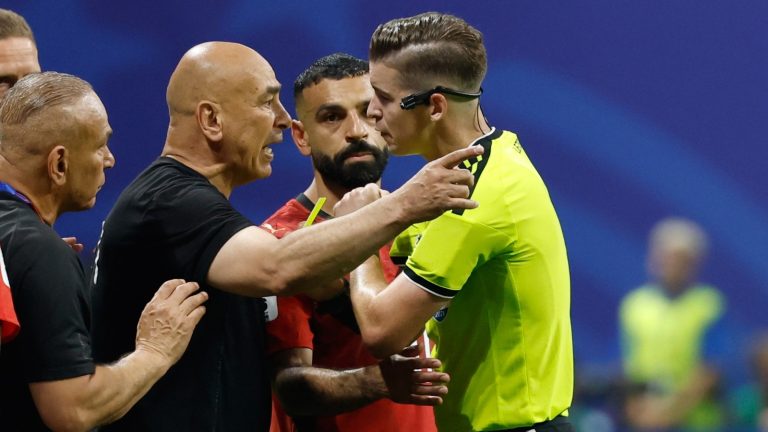 سجل مثير للجدل .. من هو حكم الـ”VAR” في مباراة مصر والأرجنتين؟