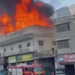 حريق كبير يندلع داخل مبنى سكني وتجاري في القويسمة
