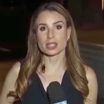 صرصور يهاجم مراسلة على الهواء مباشرة.. ورد فعلها يثير الإعجاب – فيديو