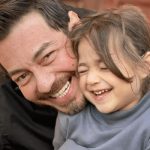 ما هو المرض الذي ورثته ابنة أحمد زاهر من والدها؟