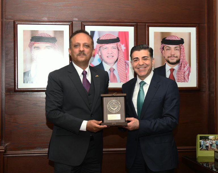 السفير الباكستاني يشيد بالمكانة الأكاديمية للعلوم والتكنولوجيا