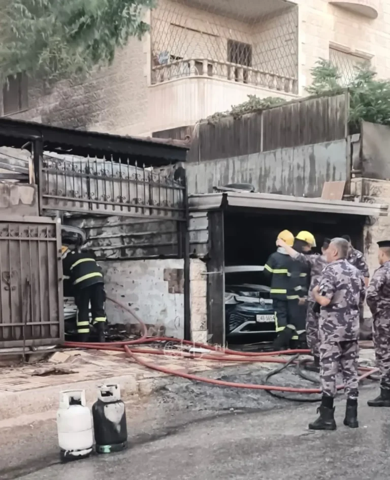 حريق يلتهم مركبتين كهربائيتين في طبربور وتحقيق لمعرفة الأسباب