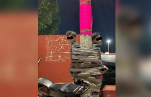 ”باتمان المكسيكي” يطارد اللصوص ويقيّدهم بشريط لاصق على الأعمدة