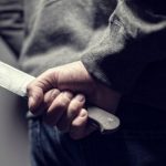 بلطجي يهاجم محلاً بسكين في تلاع العلي