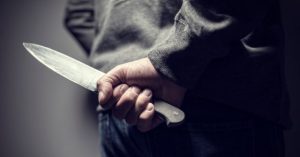 بلطجي يهاجم محلاً بسكين في تلاع العلي