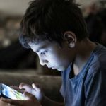 الهاتف الذكي قبل سن 12.. ما الذي يفعله بأطفالك؟