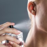 هل رش العطر على الرقبة يوميا يسبب السرطان والعقم حقا؟