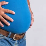 طبيبة توضح العلاقة بين قلة النوم وظهور الكرش