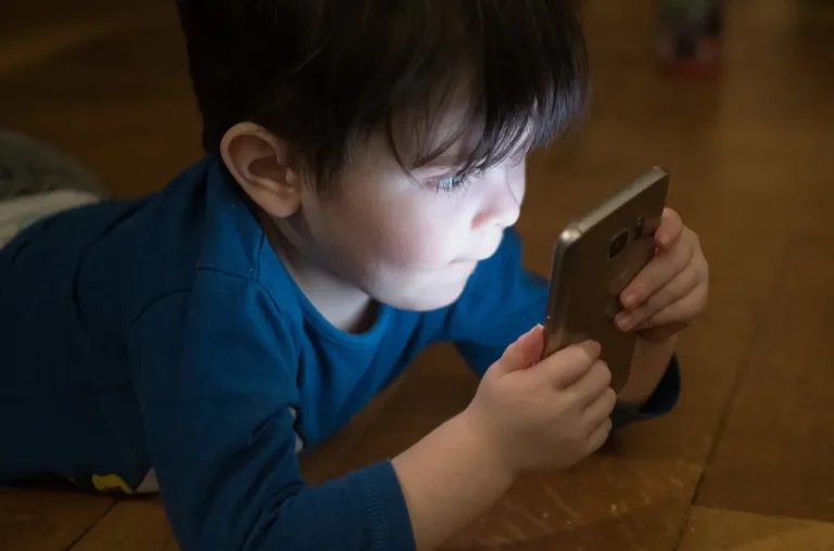أردني يكتشف انتشار صور زوجته وبناته.. والحقيقة كانت صادمة