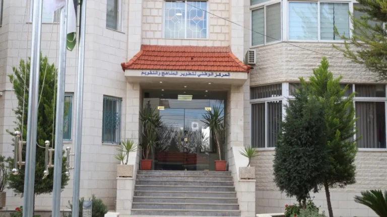 الكتب المدرسية إلكترونياً.. عرض بلا تحميل