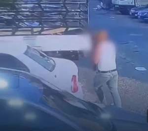 سيدة تستعين بـ(زعران) لتحطيم مركبات جيرانها