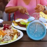 توقيت وجباتك قد يؤثر في صحتك وطول عمرك