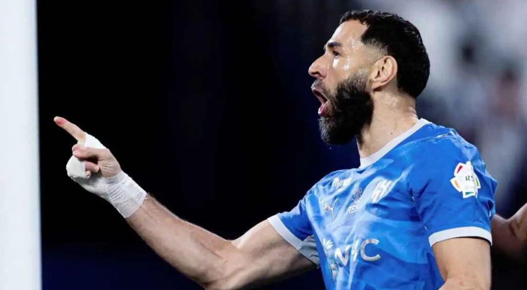 بنزيما يحسم الجدل ويعلن موقفه من الرحيل عن الهلال