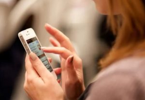 تعرفت عليه عبر إحدى صفحات الزواج .. سيدة تتعرض للاحتيال من شخص أوهمها بأنه “تاجر ذهب” – فيديو