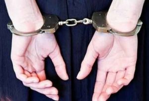 بعد استدراجه.. خمسينية تهدد شابا وتطالبه بـ1000 دينار وتقود مركبته