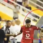 عموتة يعتدي على لاعب الأهلي المصري – فيديو