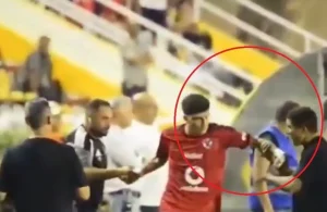 عموتة يعتدي على لاعب الأهلي المصري – فيديو