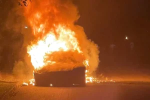 احتراق مركبتين كهربائيتين لشقيقين أمام منزلهما