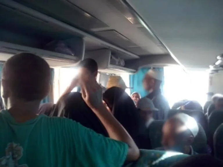 زوج يضبط رجلا يلامس زوجته في الباص.. والمحكمة تحسم القضية