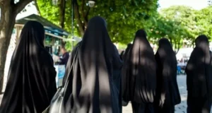 مدينة اسبانية تحظر البرقع والنقاب في الأماكن العامة