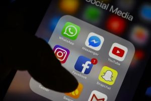 هل تجعلنا مواقع التواصل أقل سعادة؟ .. دراسة تجيب
