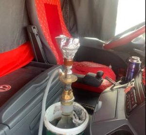 ضبط سائق “تنك مياه” يدخن الأرجيلة أثناء القيادة