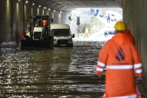 أمطار غزيرة تشلّ إسطنبول وتدفع لتعليق الدراسة.. فيديو
