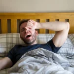 رائحة الفم الكريهة في الصباح… سبب خفيّ قد يفاجئك