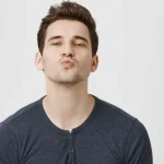 الحبس 6 أشهر لرجل غمز لسيدة وحرّك شفتيه أمامها