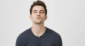 الحبس 6 أشهر لرجل غمز لسيدة وحرّك شفتيه أمامها